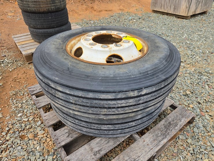 #6034-•-(2)-firestone-fs-507-plus-radial-11r22.5-tires-w/rims-image-4