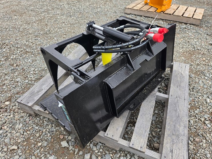 #6137-•-approx.-44"-unused-future-x-pg44-mini-skid-steer-grapple-bucket-image-2