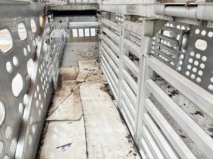 2017-eby-livestock-trailer-image-34