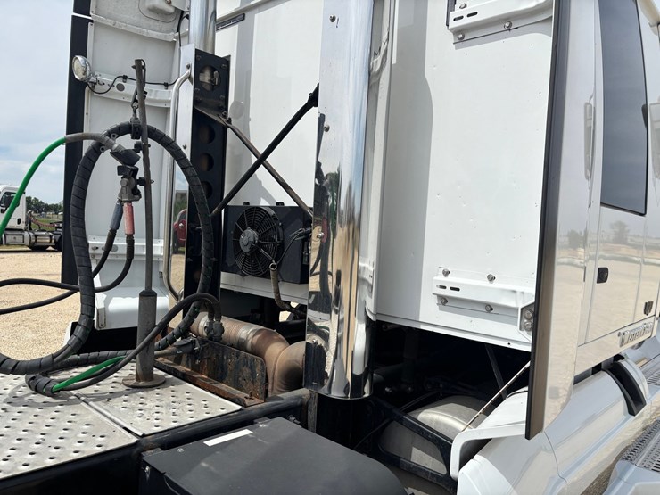 2020-western-star-5700xe-image-32