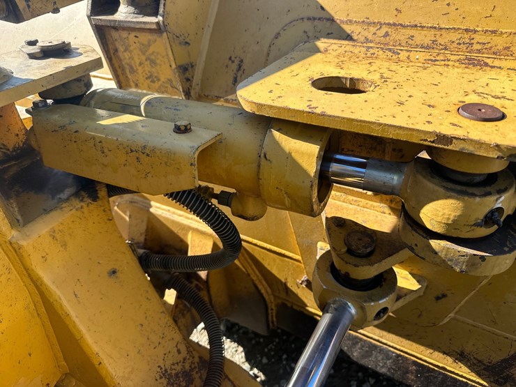 2004-caterpillar-d3g-xl-image-16