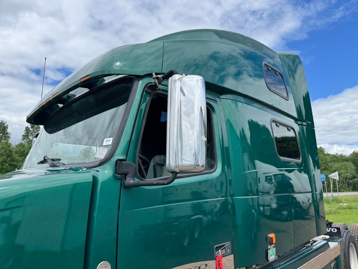 #1858-•-2007-volvo-10th-anniversary-series-sleeper-cab-truck-tractor-image-11