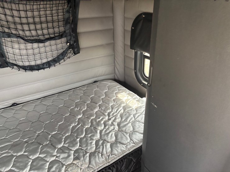 2021-freightliner-cascadia-126-image-60