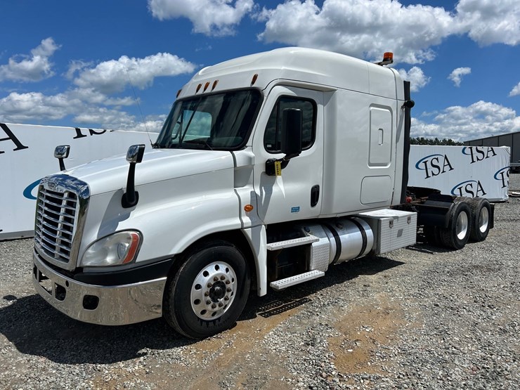 #60944-•-2016-freightliner-125-sleeper-cab-truck-tractor-image-1