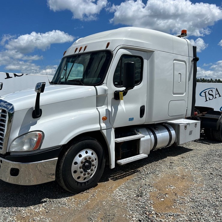 #60944 • 2016 Freightliner 125 Sleeper Cab Truck Tractor