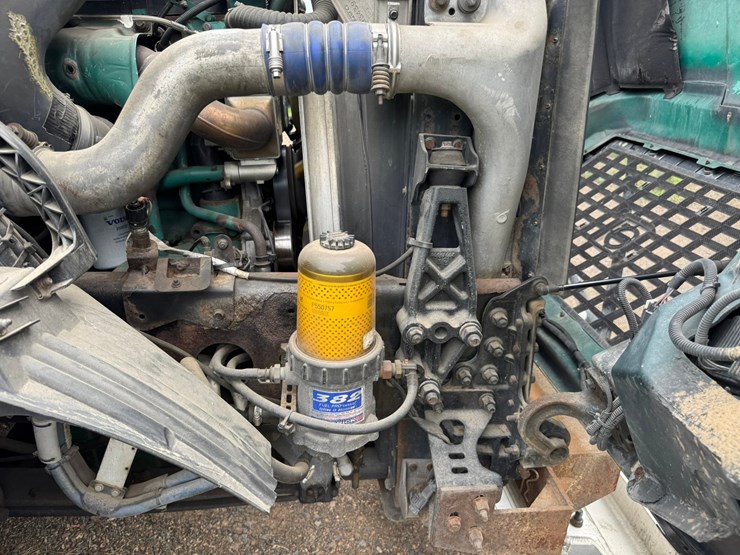 #1858-•-2007-volvo-10th-anniversary-series-sleeper-cab-truck-tractor-image-74