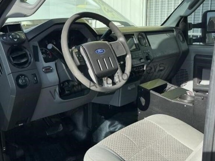 2015-ford-f550-image-26
