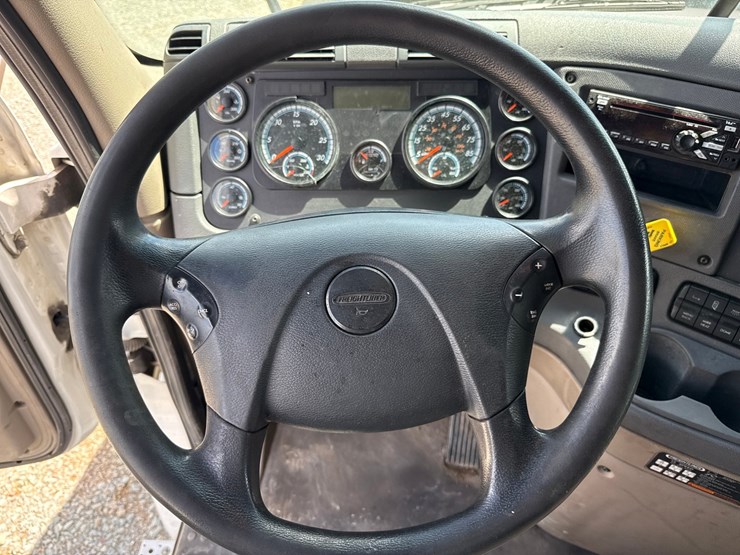 #60944-•-2016-freightliner-125-sleeper-cab-truck-tractor-image-76
