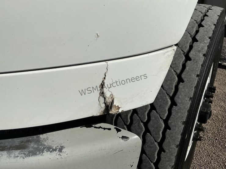 2013-freightliner-m2-106-image-28