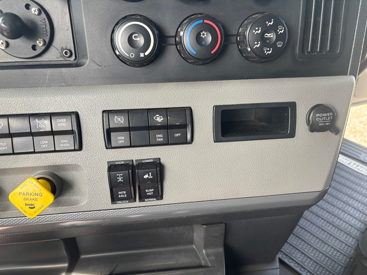 #2164-•-2022-freightliner-cascadia-pt126slp-sleeper-cab-truck-tractor-image-62