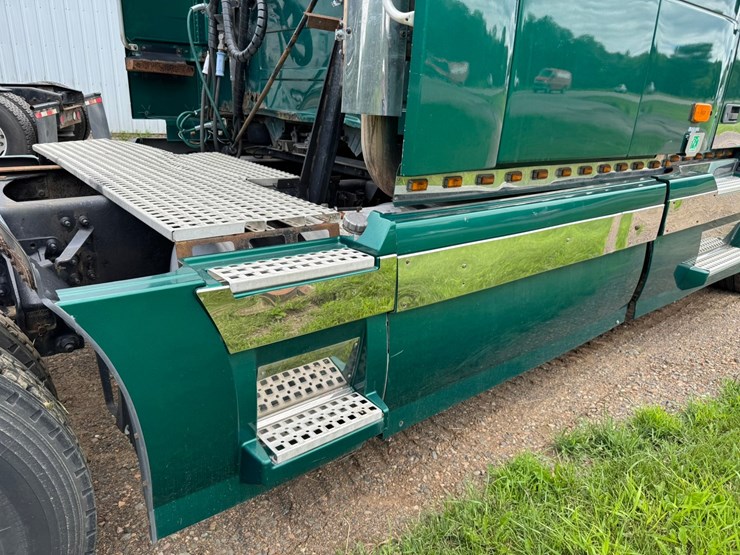 #1858-•-2007-volvo-10th-anniversary-series-sleeper-cab-truck-tractor-image-26
