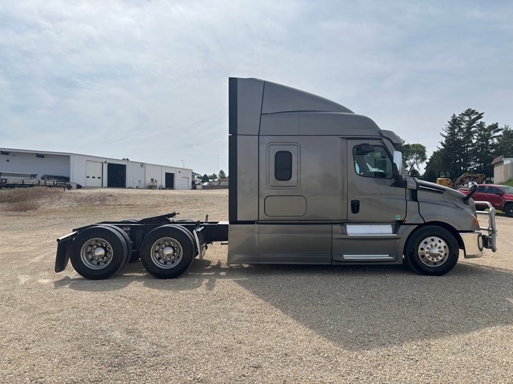 #2164-•-2022-freightliner-cascadia-pt126slp-sleeper-cab-truck-tractor-image-4