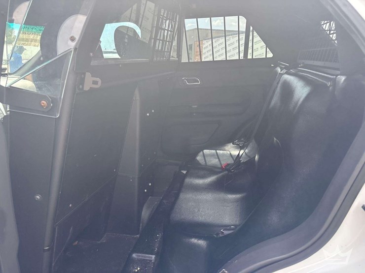 2015-ford-explorer-image-18
