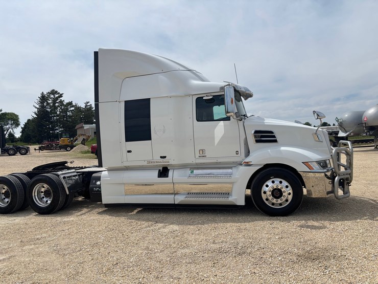 2020-western-star-5700xe-image-5