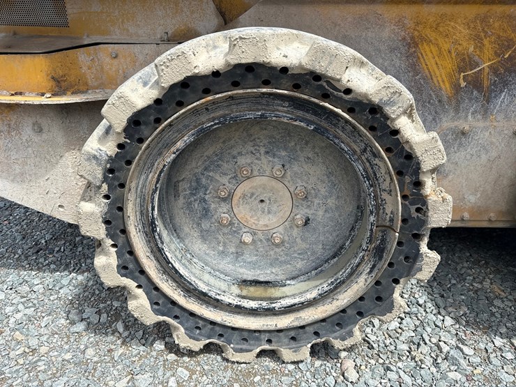 2015-deere-320e-image-51