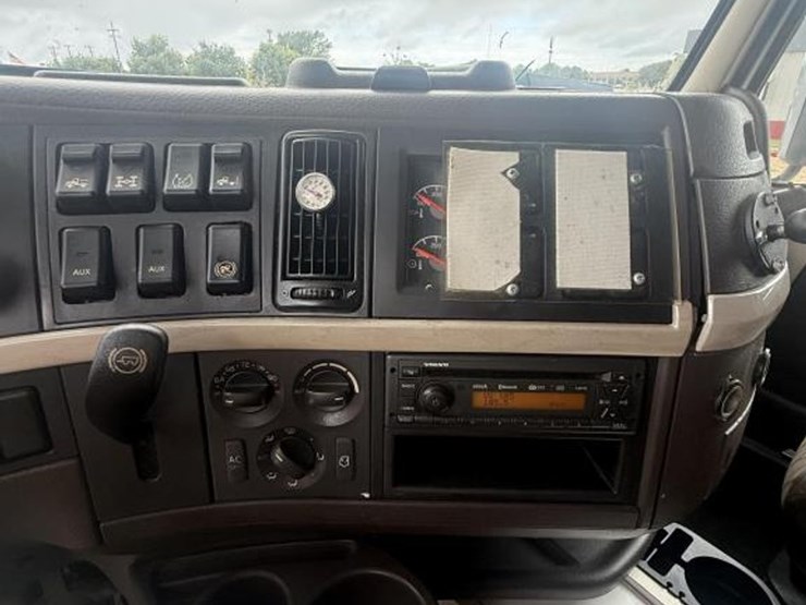 #14-•-2013-volvo-tractor-truck-730-model-image-17
