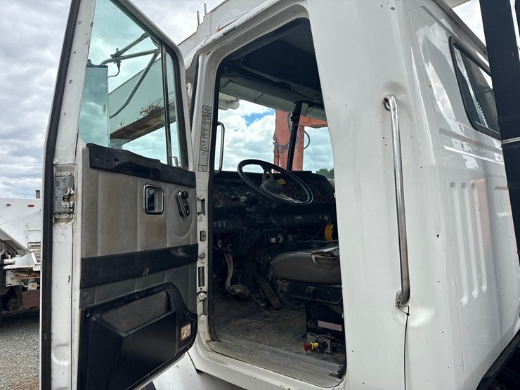 1999-volvo-wg64-image-106