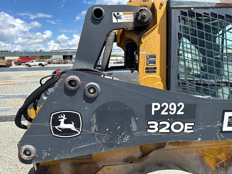2015-deere-320e-image-24