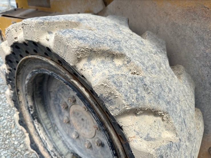 2015-deere-320e-image-52