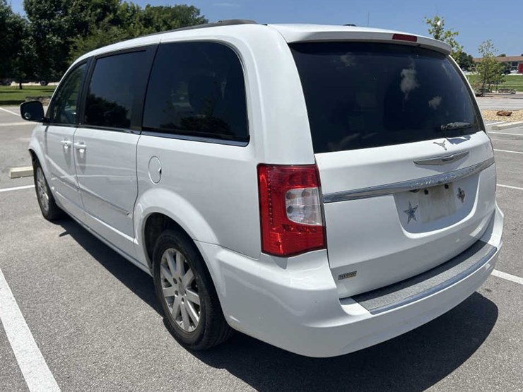 2014-chrysler-town-&-country-image-9