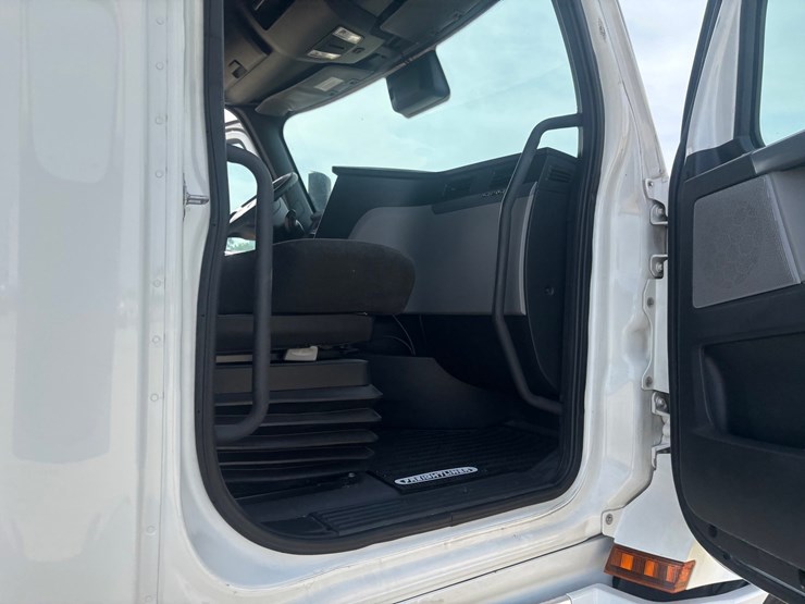 2022-freightliner-cascadia-126-image-54
