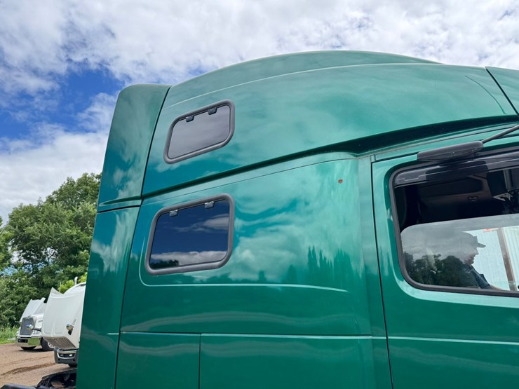 #1858-•-2007-volvo-10th-anniversary-series-sleeper-cab-truck-tractor-image-22