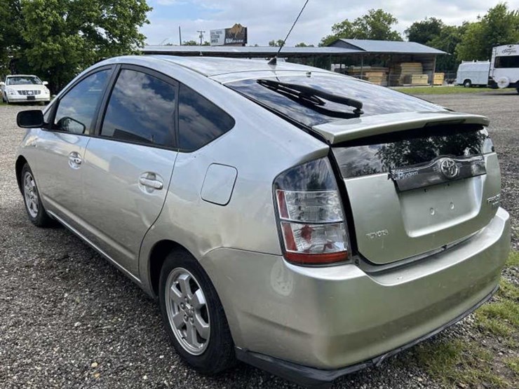 #5-•-2005-toyota-prius-image-9