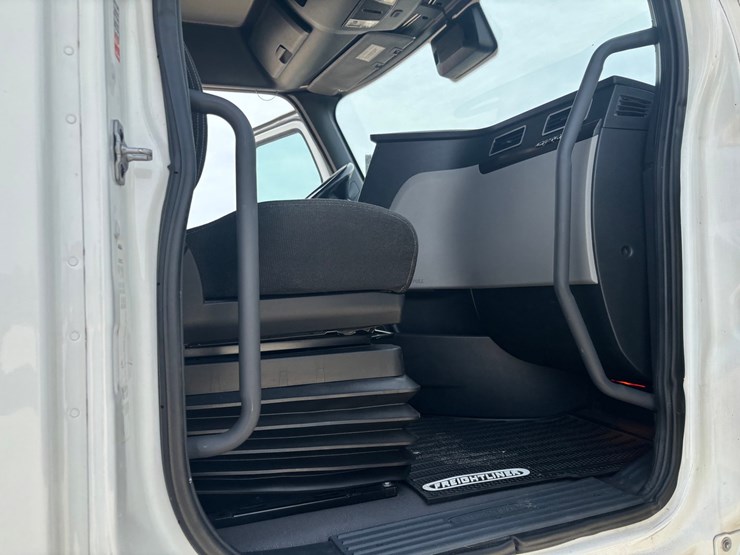 2021-freightliner-cascadia-126-image-48