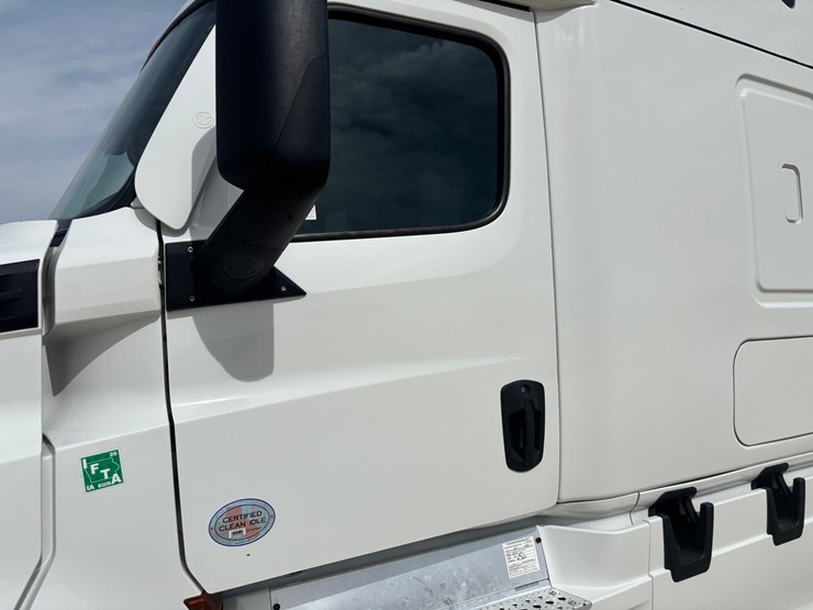 2022-freightliner-cascadia-126-image-10