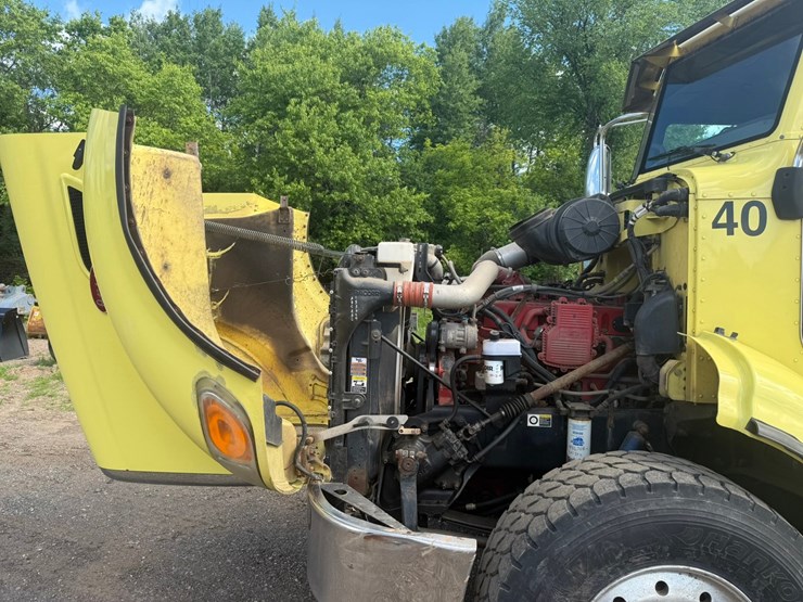 #1362-•-2010-peterbilt-day-cab-truck-tractor-image-9