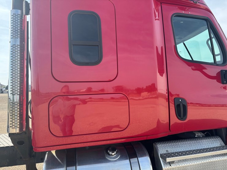2017-freightliner-cascadia-125-image-25