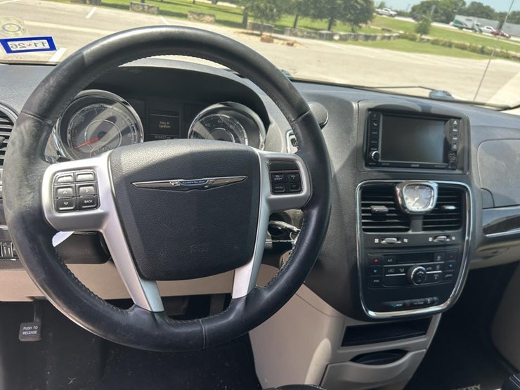 2014-chrysler-town-&-country-image-14