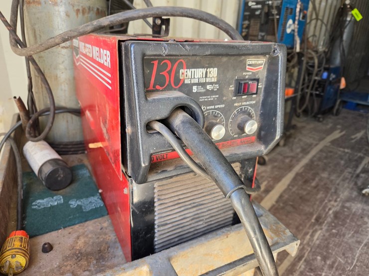 #5995-•-century-130-mig-welder-w/tank,-cart,-makita-saw,-and-blades-image-18
