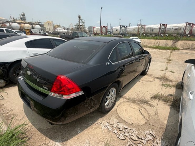#60-•-2011-chevrolet-impala-image-3
