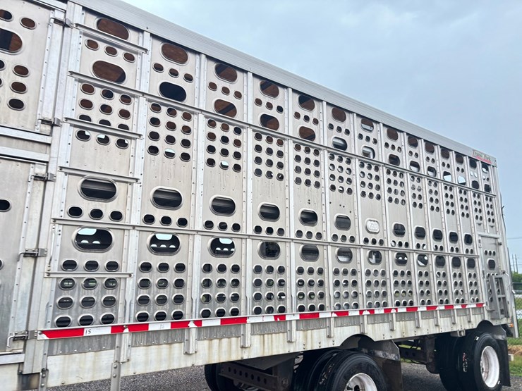 2017-eby-livestock-trailer-image-11