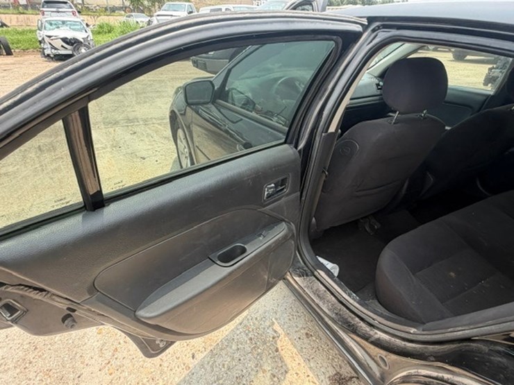 #64-•-2008-ford-fusion-image-12