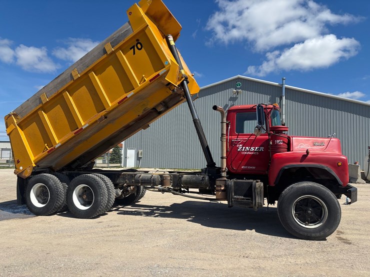 #2174-•-1984-mack-dm660-tandem-axle-dump-truck-image-8