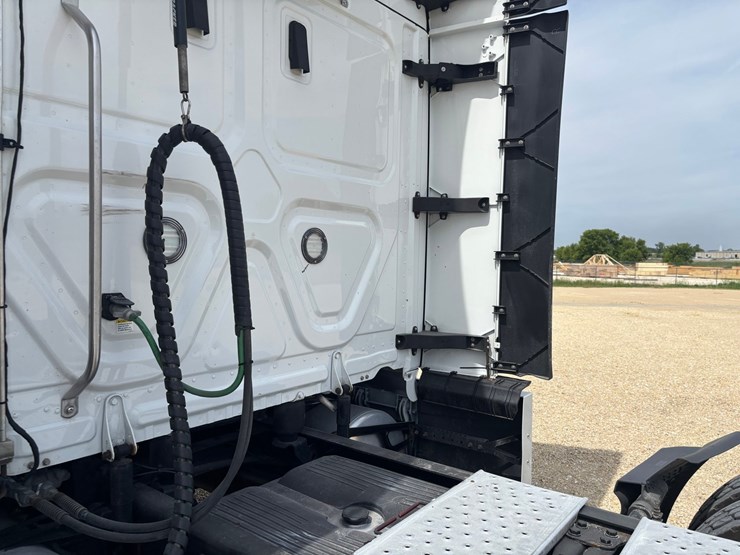 2021-freightliner-cascadia-126-image-18