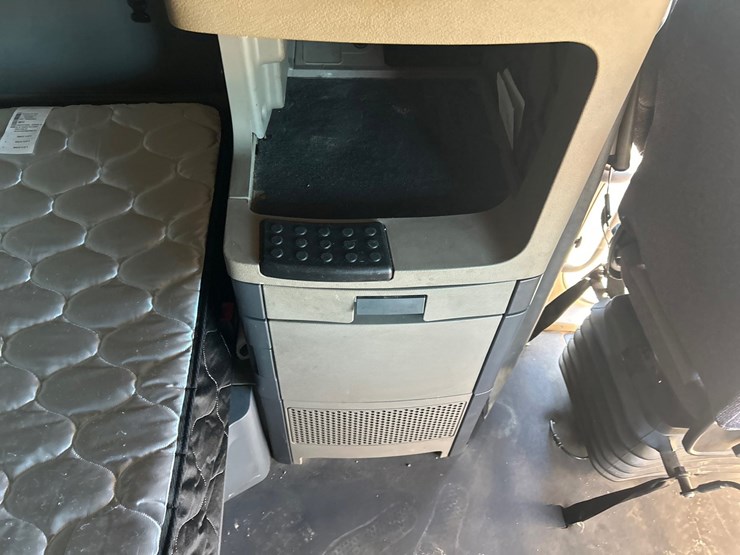 2017-freightliner-cascadia-125-image-89
