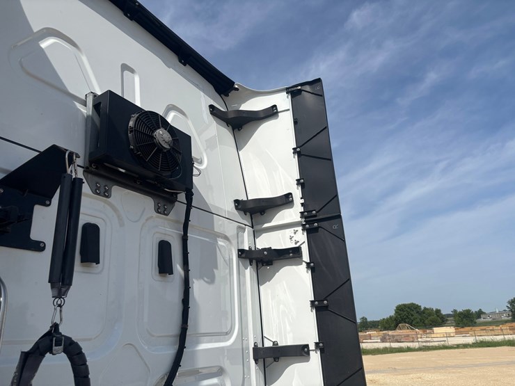 2022-freightliner-cascadia-126-image-17