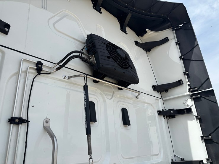 2021-freightliner-cascadia-126-image-78