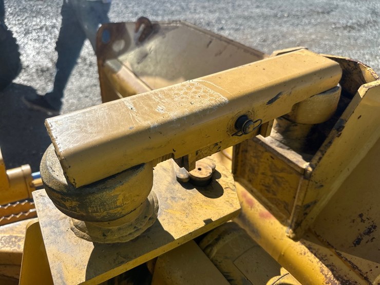 2004-caterpillar-d3g-xl-image-17