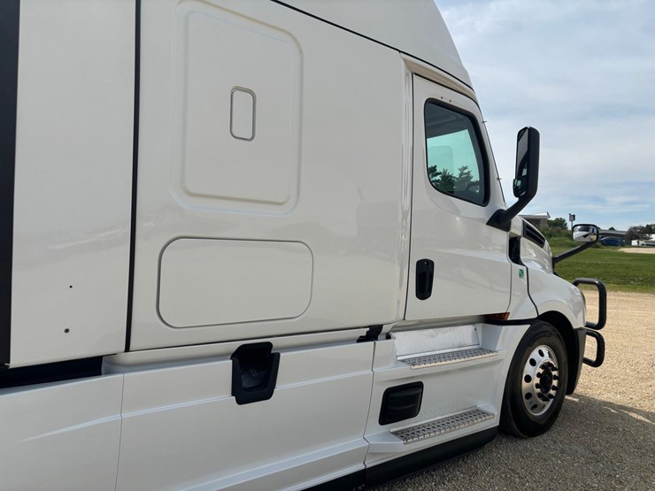 2022-freightliner-cascadia-126-image-32