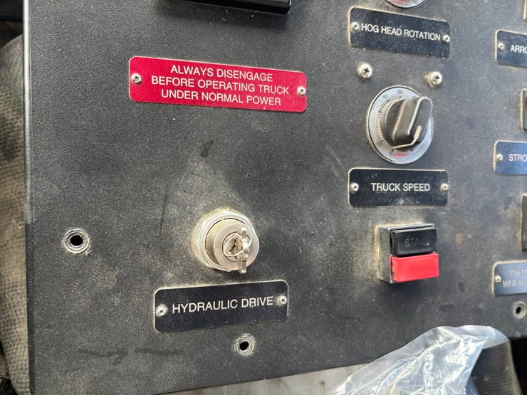 2005-gmc-t7500-image-27
