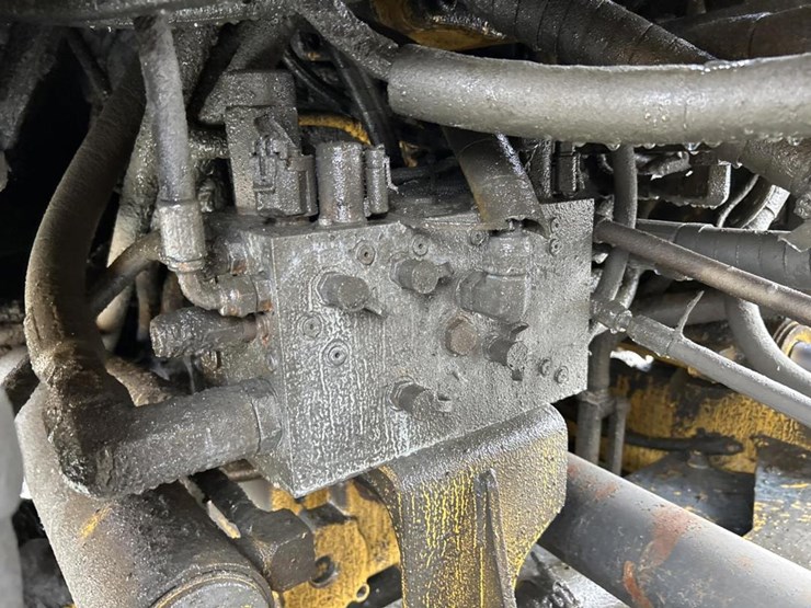 2014-deere-824k-image-46