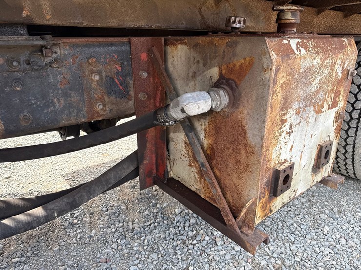 #60835-•-1991-volvo-/-gm-white-tandem-axle-storm-truck-image-35