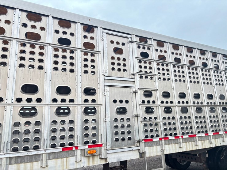 2017-eby-livestock-trailer-image-10