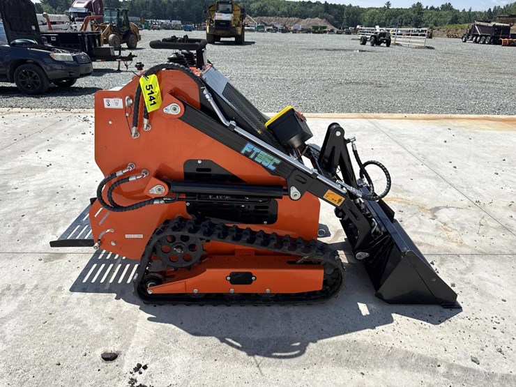 #5017-•-unused-future-ft36c-mini-skid-steer-image-6