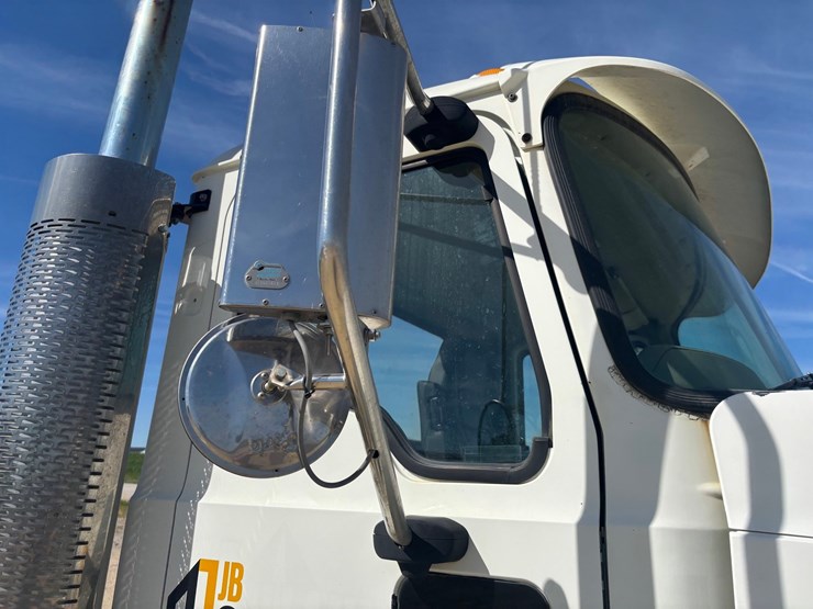 #2160-•-2000-mack-cxn-613-vision-cab-chassis-image-25