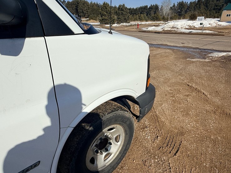 2004-chevrolet-3500-image-28